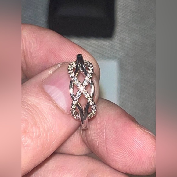 Silver Toned Ring - Picture 2 of 3